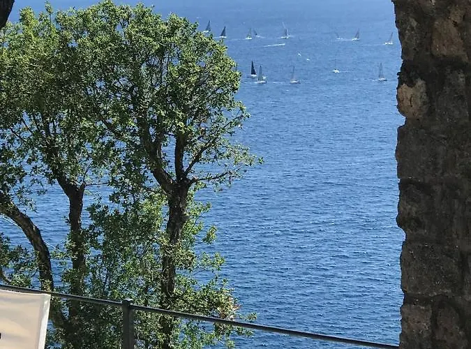 Dell'ospite Ischia *